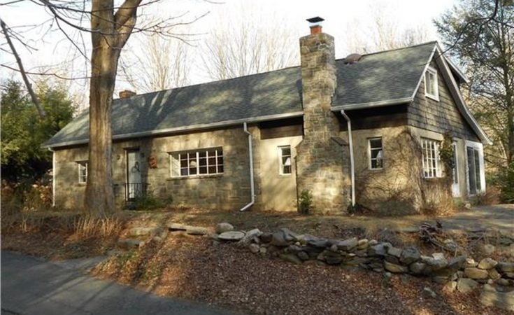 Adorable Pumpkin Cottage In Connecticut